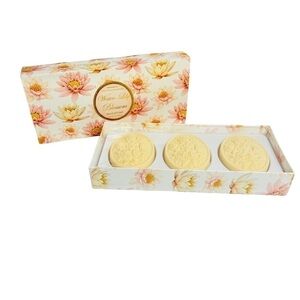 Saponificio Artigianale Fiorentino Water Lily Blossom Set Of 3 Round Soaps Italy